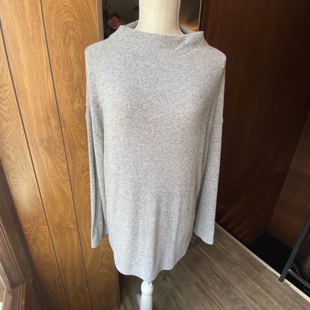 OLD NAVY sweater. GOOD Condition. Non-Smoking home. Size L.